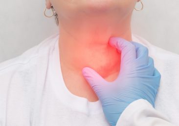pictures of swollen thyroid gland in neck