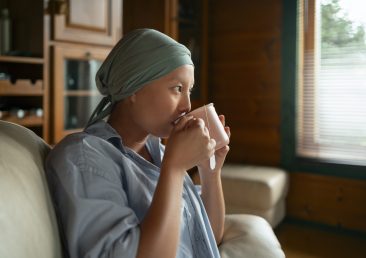 retrato-de-uma-mulher-com-cancer-tomando-uma-bebida-em-casa