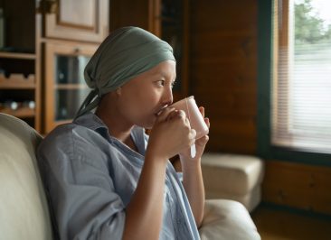 retrato-de-uma-mulher-com-cancer-tomando-uma-bebida-em-casa